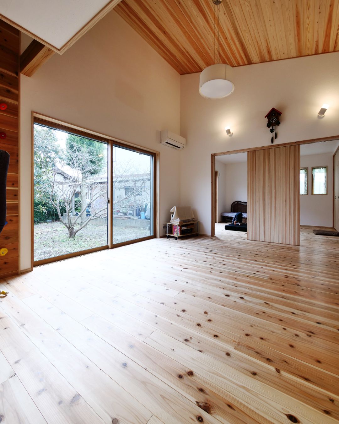 【梅雨のだるさは“空気”のせい？】自然素材の力でジメジメ不快感を軽やかに──奇跡の杉が変える住まいの快適さ